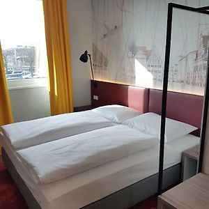 Zimmer mit Kingsize-Bett